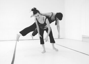 Reportaje fotográfico por Karlos Kaplan de una sesión de danza Contact realizada por Anett Wolter y Sophia Steinbach