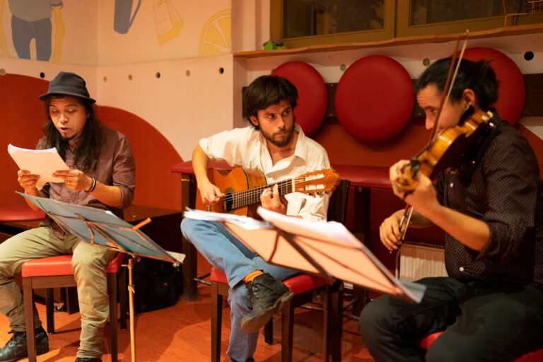 Recital de poesía y música con Dani Joaquín y Sergio. Fotografía de evento en Leipzig por Karlos Kaplan